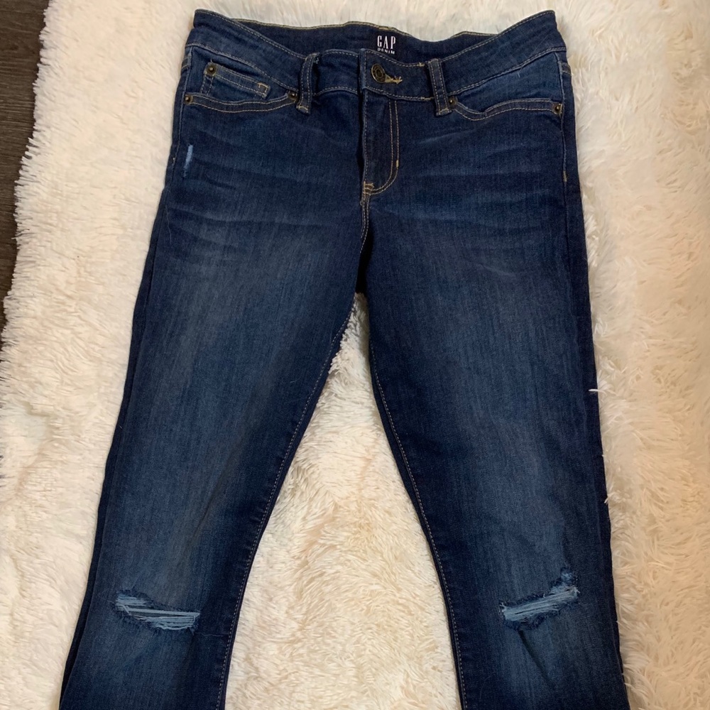 Gap Skinny Jeans w ripped knee. Size 26. Not worn.